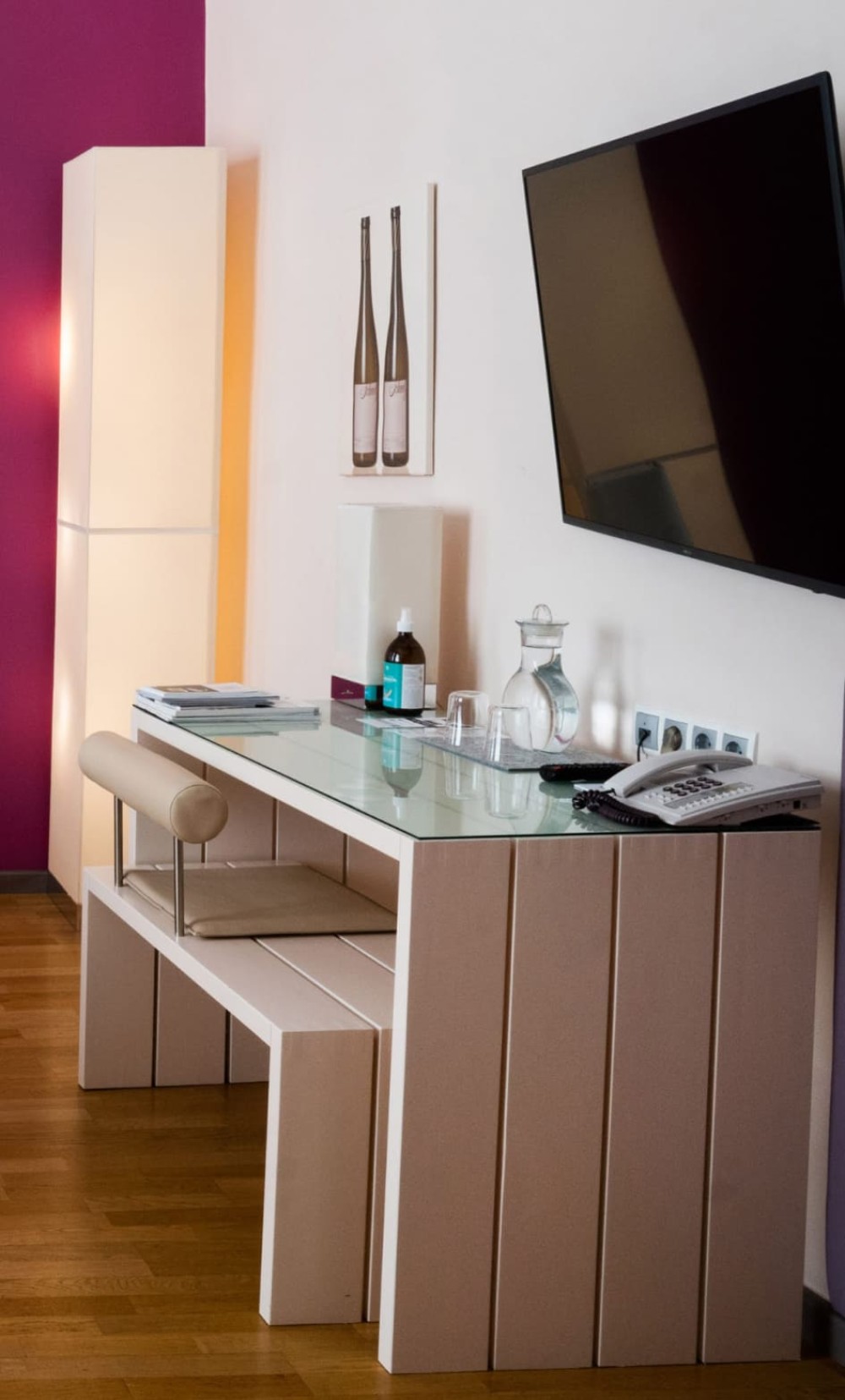 Arbeitsbereich und moderne Ausstattung im Familienzimmer