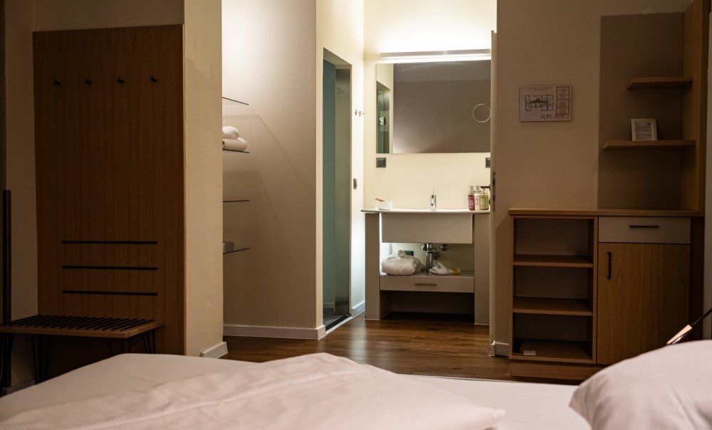 Durchdachte Raumaufteilung im Economy Doppelzimmer mit modernem Badezimmer