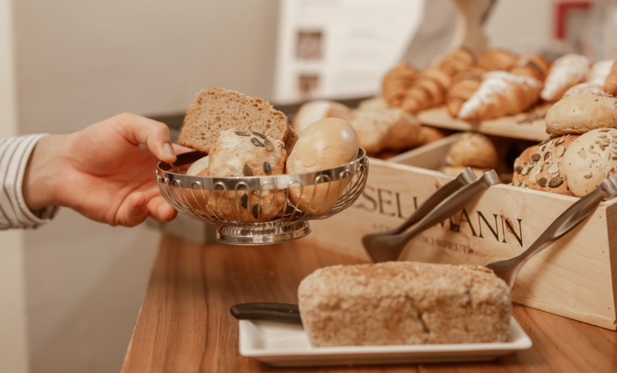 Frisches Brot und Geb&auml;ck vom Fr&uuml;hst&uuml;cksbuffet im Hotel Rathaus Wien