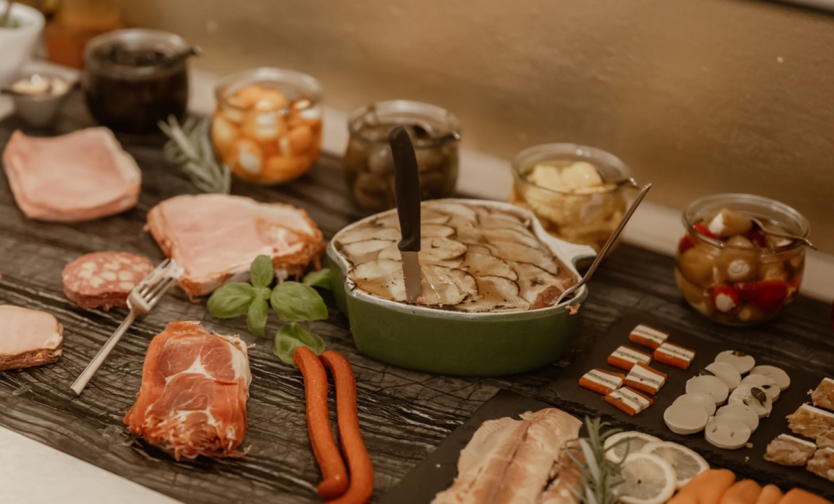 Regionale Spezialit&auml;ten und feine Delikatessen am Fr&uuml;hst&uuml;cksbuffet im Hotel Rathaus Wien