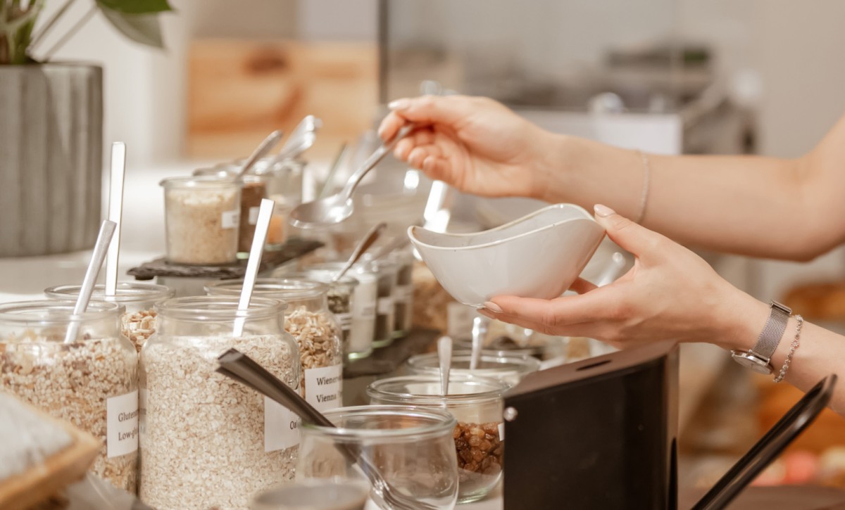 M&uuml;sli, N&uuml;sse und frische Zutaten am Fr&uuml;hst&uuml;cksbuffet