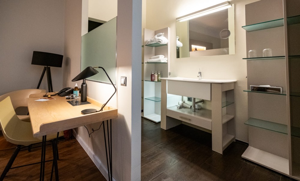 Komfort Zimmer mit modernem Badezimmer und praktischem Arbeitsbereich