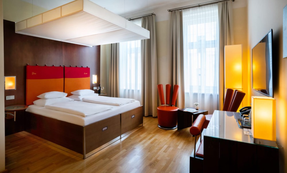 Gro&szlig;z&uuml;giges Doppelzimmer im Hotel Rathaus Wien mit stilvollem Ambiente