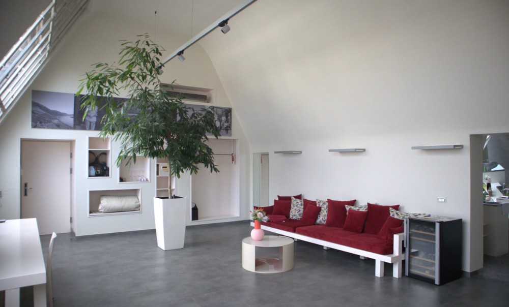 Gro&szlig;z&uuml;giger Wohnbereich der Penthouse-Atelier-Suite