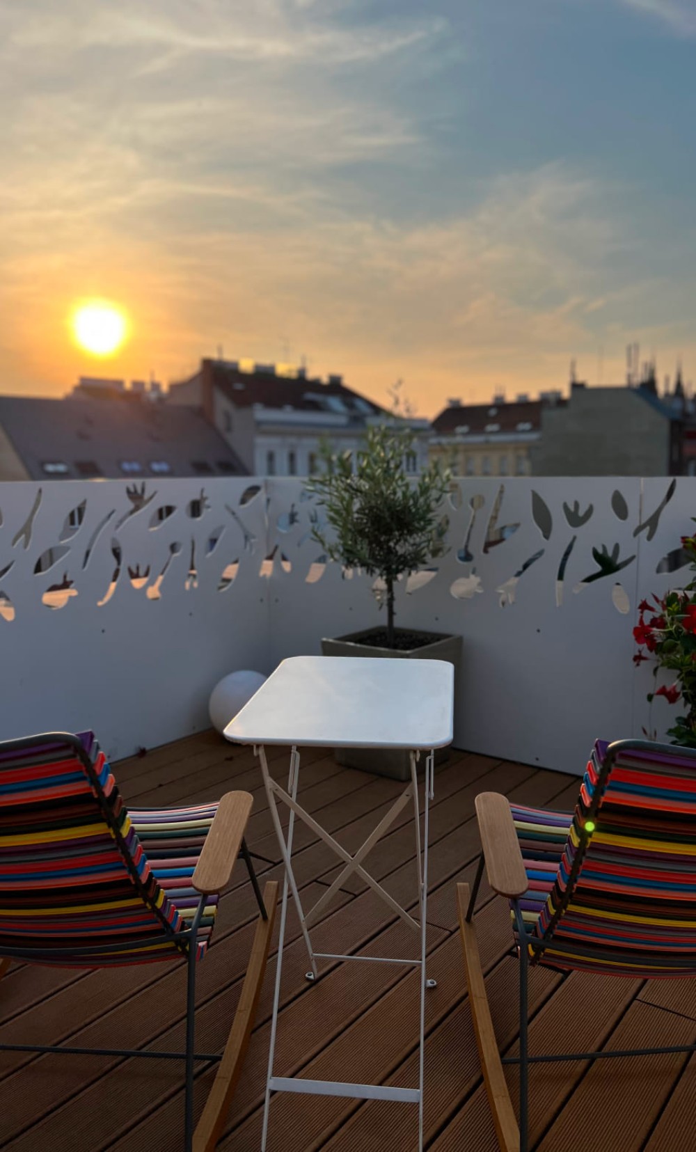 Abendstimmung auf der Dachterrasse mit Blick &uuml;ber Wien