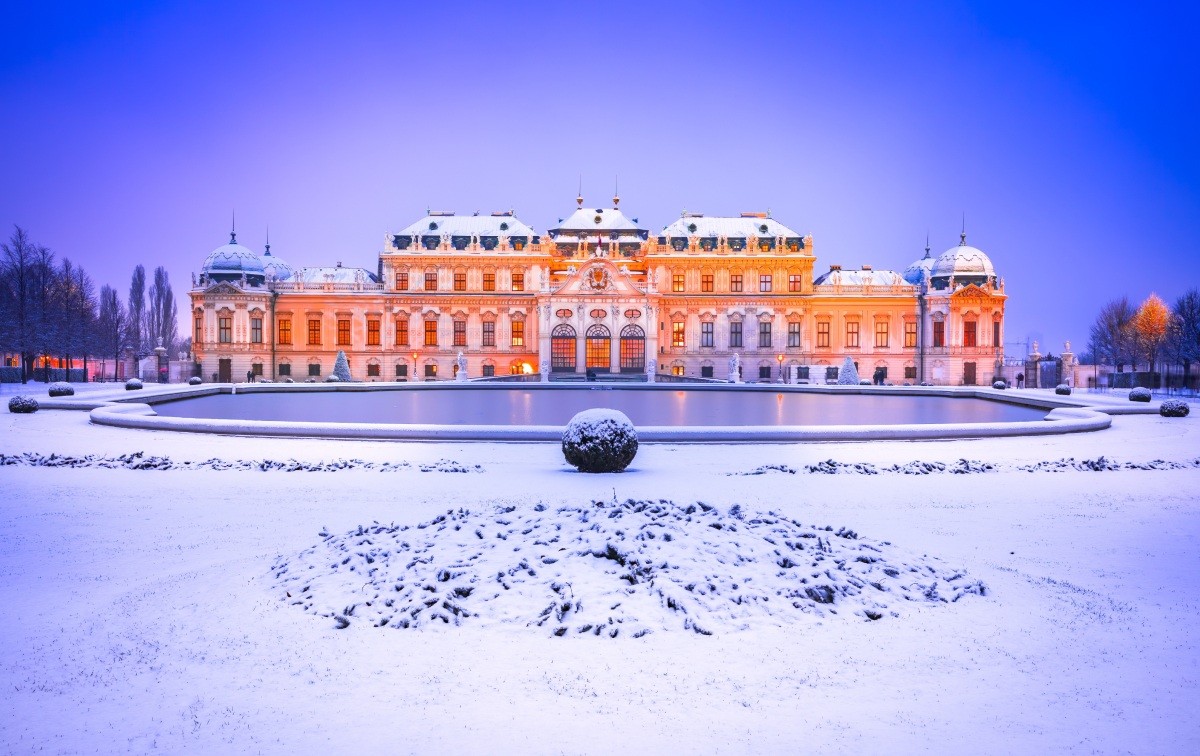 Verschneites Schloss Belvedere &copy; Shutterstock