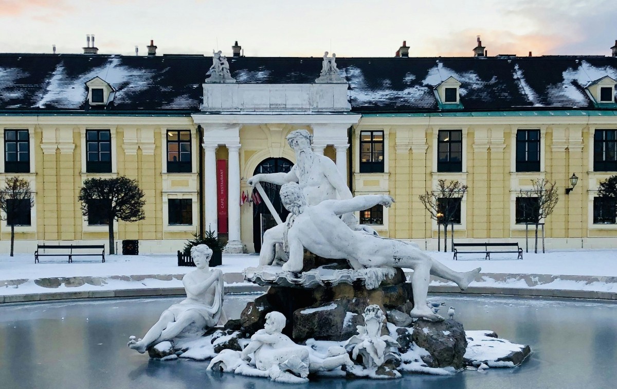 Winterlicher Brunnen am Schloss Sch&ouml;nbrunn @ Unsplash