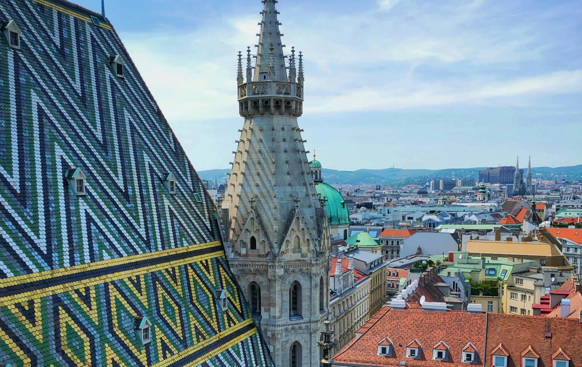 Blick vom Stephansdom &uuml;ber die D&auml;cher der Wiener Altstadt &copy; Unsplash / Victor Malyushev