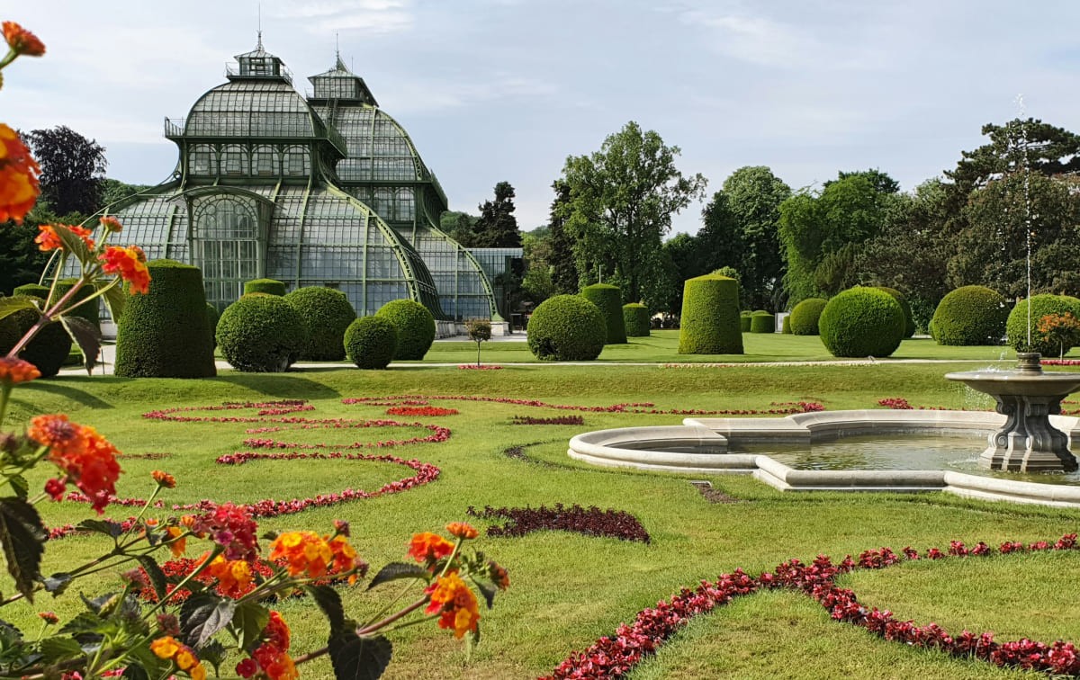 Das Palmenhaus im Burggarten &ndash; gr&uuml;ne Oase im Zentrum von Wien &copy; Unsplash / Angie ca Ro