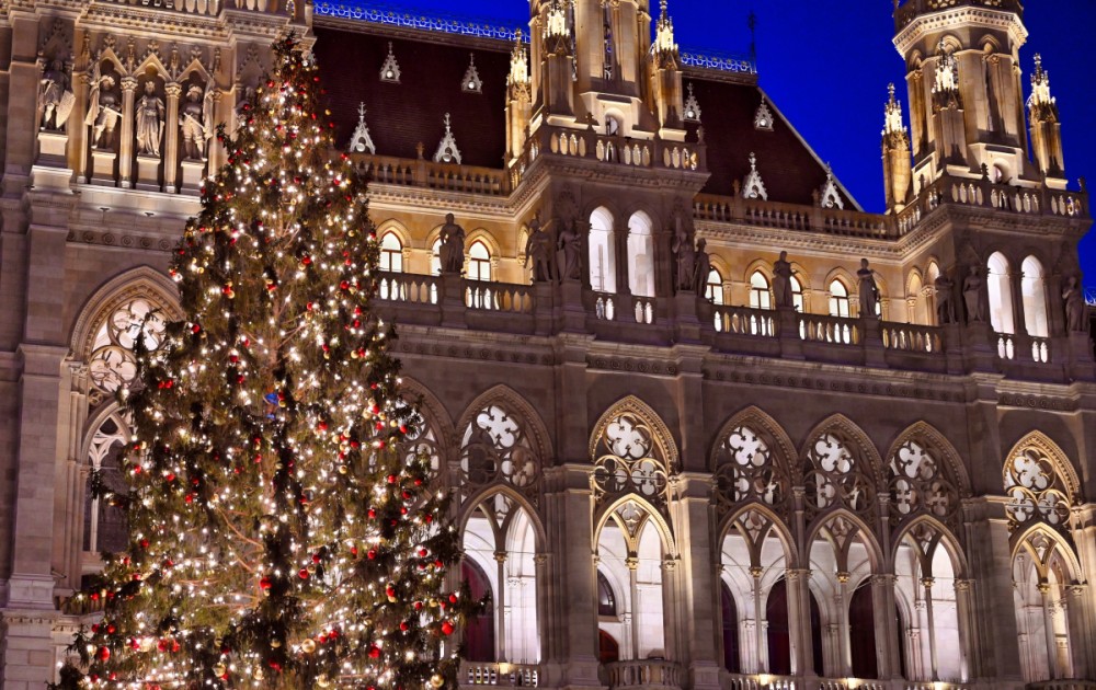 Festlich beleuchtetes Wiener Rathaus im Winter &copy; Unsplash